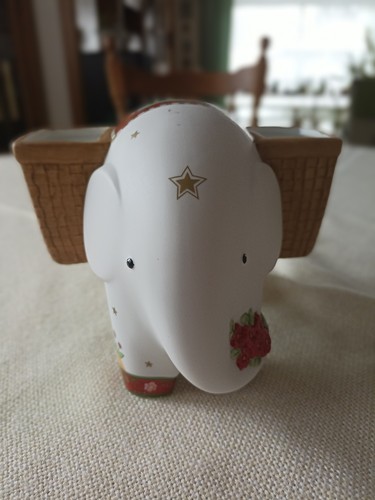 Elefant mit zwei körbchen von - zwei,