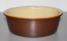 Keramikschüssel außen dunkelbraun, innen ockerfarben Dm 24,5 cm, H 8 cm