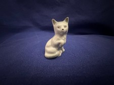 ältere kl. Porzellanfigur