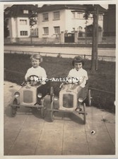 Foto Kinder mit Blech Tret