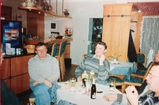 Männer sitzen beim Bier am