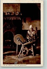 11030034 - Alte Frau am Spinnrad Spinnerei