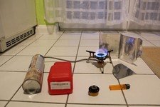 Campinggas Kocher mit Kartusche  und Windschutz komplett