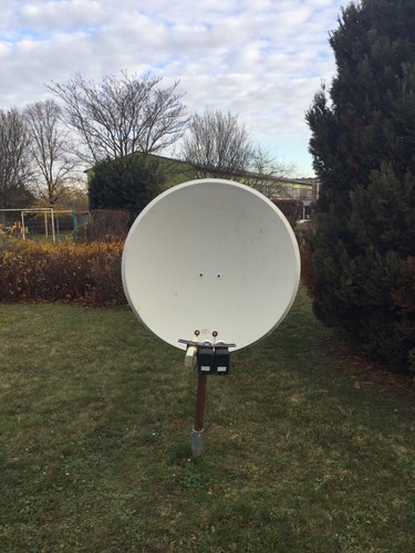 Satellitenschüssel mit - satellitenschüssel,