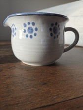 Handgefertigtes Keramik-Sauciere/Milchkanne 0,5L,mit einem blauen Punktmuster.