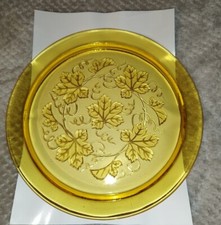 Schöne Tortenplatte aus DDR Zeiten, Bernsteinfarben mit hübschen Weinlaub-Muster