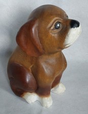 Sitzender Hund aus Holz Handgeschnitzt und  Handbemalt.