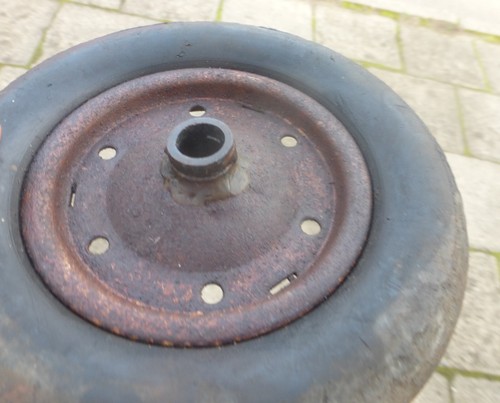 Altes eisenrad rolle eisen rad - rolle,