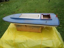 Flottes Boot mit Elektroantrieb.