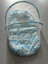 Babybett mit Moskitonetz