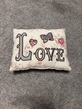 Dekokissen LOVE mit Stickerei