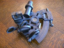 schöner Sextant mit Krone maritimes Sammlerstück  Navigationsinstrument Replik
