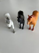 3 Spielzeugfiguren Pferde