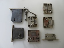 7 x alt antik Einsteck-Schloss Schrank Kommode Vitrine Messing Blech 4 Schlüssel