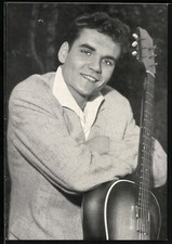 Musiker Ted Herold mit Gitarre und verschränkten Armen, Ansichtskarte 