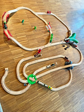 Brio Spielzeug Eisenbahn Konvolut viele Schienen und Loks / Waggons