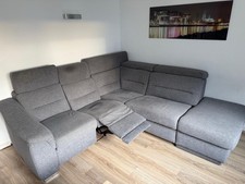 Graues Sofa mit Relaxfunktion und Stauraum in L-Form