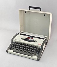 9470003 Reiseschreibmaschine AEG Olympia Traveller de Luxe um 1970