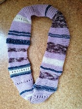 Da. Schalkragen mit Glanz Garn gestrickt.