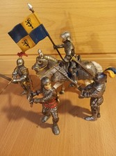 Schleichritter Löwenherz zu Pferd mit Fahne, 3 Fußkämpfer,