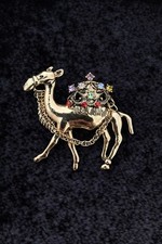 Kamel Brosche goldfarben