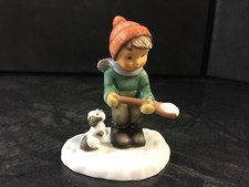 Berta Hummel BH 98/P Junge Hund Winter Snow Shoveler Göbel Porzellan Figur 2003