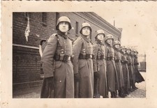 Foto - Soldaten mit Stahlhelm