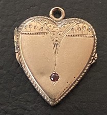 Antikes  goldfarbenes Jugendstil Medaillon für Fotos etc. in Herz Form ( K12)