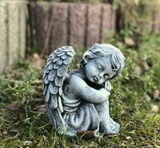 Steinfigur sitzender Engel
