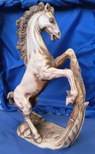 Pferdeskulptur von A