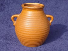 Kompakte Vase aus Ton im Rillendesign mit 2 Henkeln, braun