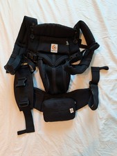 Ergobaby Trage Omni 360 schwarz mit Regencape Babytrage