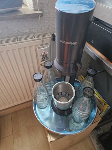 Wasserspender mit - , 4