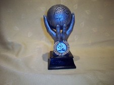 Fußball Pokal  Hände mit Weltkugel