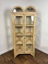 Vitrine mit Kuppelplatte im