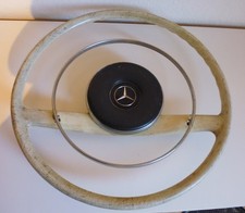altes Lenkrad - Mercedes - Elfenbeinfarben - Oldtimer - Auto - Vintage