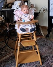 Sehr schöner alter Puppen Hochstuhl mit Schildkröt Puppe Ursel und Garnitur 