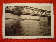 LASTSCHLEPPER / DAMPFSCHLEPPER „ERNST MÜLLER“ UNTER EINER RHEINBRÜCKE (?) - Foto