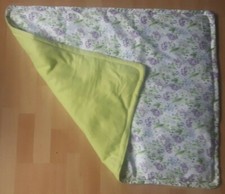  Babydecke ,Kuscheldecke , mit lila Blüten und grünen Blättern , mintgrün ,