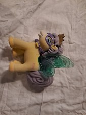 Filly Pferd Gelb mit lila Mähne & Schweif, Krone & Grüne Flügel