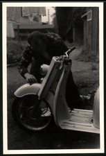 Fotografie Motorrad DKW Hobby, Fahrer putzt seinen Motorroller 