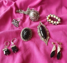 Konvolut Trauerschmuck - Ohrringe, Ring, Broschen, Kette, Kamee