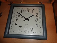 Quarz Wanduhr - eckig - 28 x 28 cm