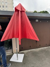 Roter Terassenschirm