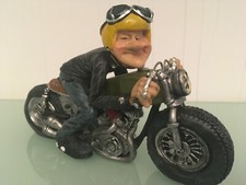 Motorradfahrer mit gelbem