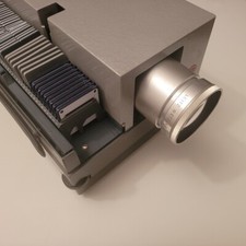 Leitz Leica Pradovit Color 250 Diaprojektor, mit Elmaron 150mm, defekt !