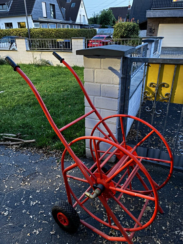 Roter metall schlauchwagen mit - roter,