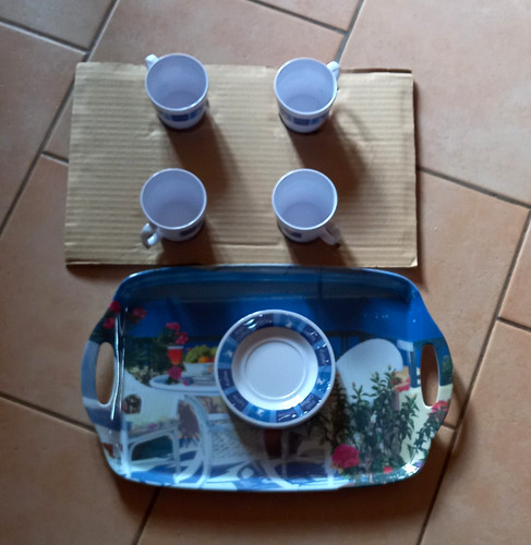 Tablett mit 4tassen und - mit,