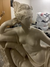Marmorstatue Frau mit Apfel