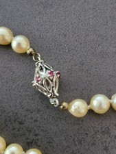 Echtperlenkette mit Schloss verziert mit 6 Rubinen 84cm lang